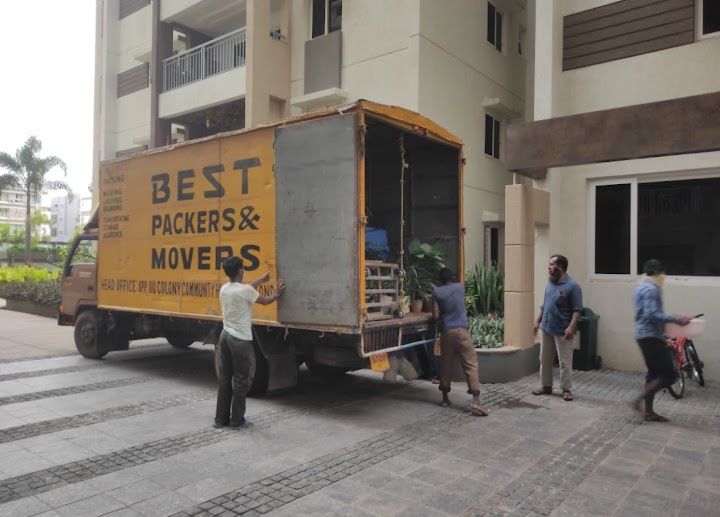 Loading and unloading service by trained workers